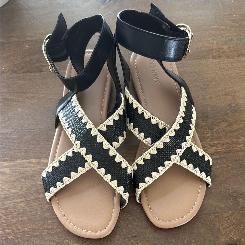 NEW Old Navy Black and Cream Sandals